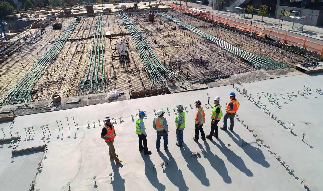 Equipo de seguridad industrial en campo